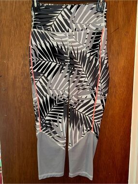 Old Navy Active Go-Dry Leaf Print Workout Leggings
